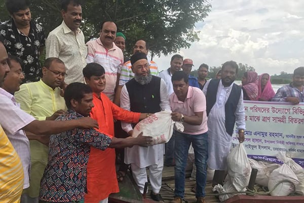 আশুলিয়ায় বন্যার্তদের মাঝে ত্রাণ বিতরণ