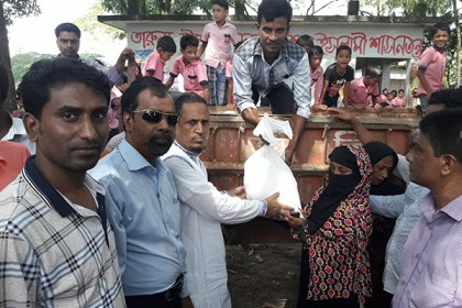 সেনবাগে বন্যার্তদের মাঝে ত্রাণ বিতরণ