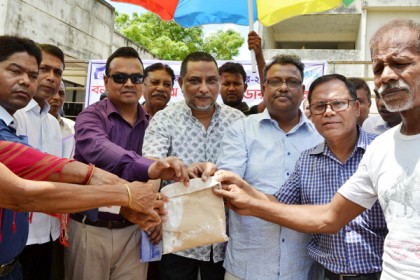 ঠাকুরগাঁওয়ে বন্যার্তদের মাঝে ব্লিচিং পাউডার বিতরণ