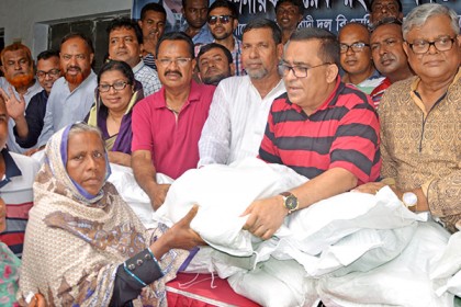 বগুড়ার আদমদিঘিতে বানভাসিদের মাঝে ত্রাণ বিতরণ