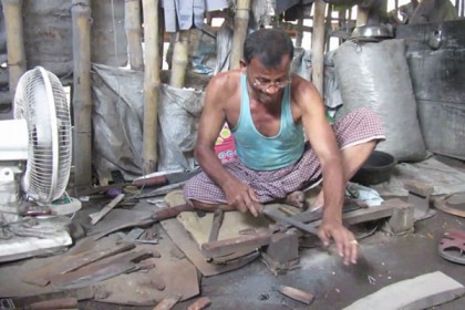 ঈদকে সামনে রেখে ব্যস্ত ঝিনাইদহের কামার শিল্পীরা

