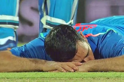 মাঠের মধ্যেই ঘুমে কাতর ধোনি! (ভিডিও)