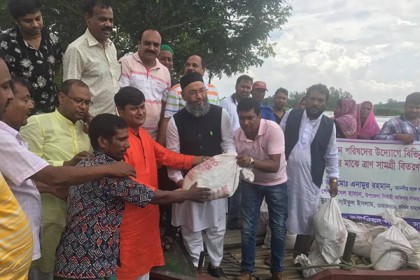 আশুলিয়ায় বন্যার্তদের মাঝে ত্রাণ বিতরণ