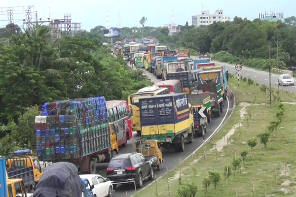 ঢাকা-চট্টগ্রাম মহাসড়কের টোলপ্লাজায় যানজট