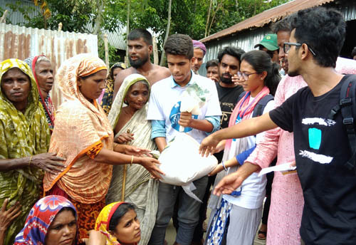 বন্যাদুর্গত মানুষের মধ্যে ‘ভালোবাসি জামালপুর’ এর ত্রাণ বিতরণ