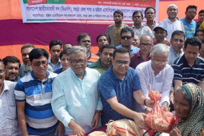 বগুড়ায় বিএনপির ত্রাণ ও চিকিৎসা সহায়তা প্রদান