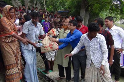 ইসলামপুরে বসুন্ধরা গ্রুপের ত্রাণ বিতরণ