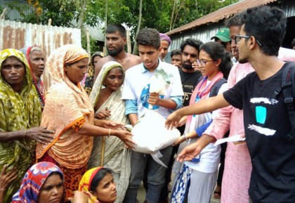 বন্যাদুর্গত মানুষের মধ্যে ‘ভালোবাসি জামালপুর’ এর ত্রাণ বিতরণ