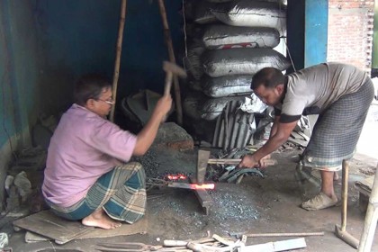 বন্যার প্রভাব পড়েছে নওগাঁর কামার পল্লীতে