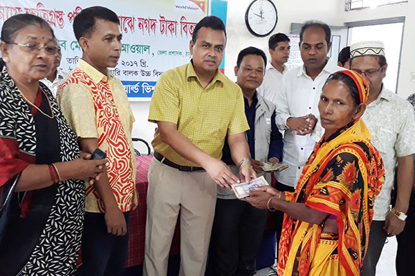 ঠাকুরগাঁওয়ে বন্যায় ক্ষতিগ্রস্তদের মাঝে নগদ অর্থ প্রদান
