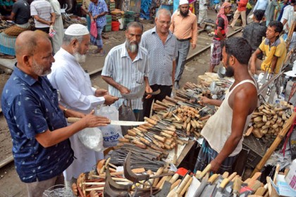 বগুড়ায় দা-ছুরির দোকানে ক্রেতার ভিড়