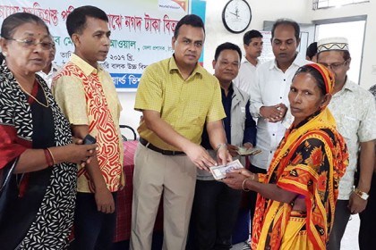 ঠাকুরগাঁওয়ে বন্যায় ক্ষতিগ্রস্তদের মাঝে নগদ অর্থ প্রদান

