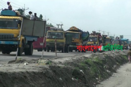 ঢাকা-টাঙ্গাইল মহাসড়কেও যান চলাচলে ধীরগতি
