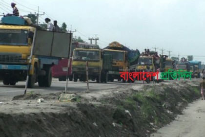 বৃষ্টিতে মহাসড়কে ঘরমুখো যাত্রীদের ভোগান্তির শঙ্কা