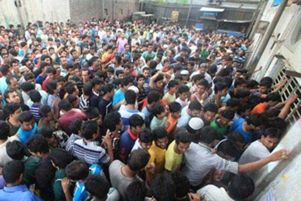 কমলাপুরে যাত্রীদের বাড়তি চাপ, ট্রেনযাত্রায় বিলম্ব
