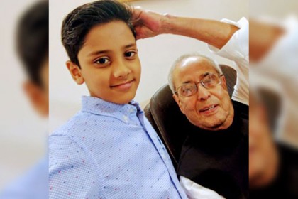 সেলফি তোলা শিখলেন প্রণব মুখার্জি