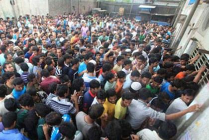 কমলাপুরে যাত্রীদের বাড়তি চাপ, ট্রেনযাত্রায় বিলম্ব