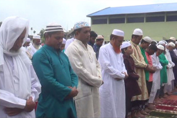 কুমিল্লায় ধর্মীয় ভাবগাম্ভীর্যের মধ্য দিয়ে ঈদের জামাত অনুষ্ঠিত