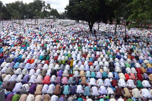 কিশোরগঞ্জের ঐতিহাসিক শোলাকিয়ায় ঈদ জামাত অনুষ্ঠিত