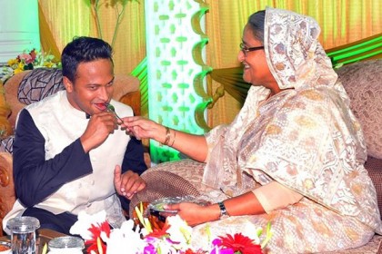 সাকিবকে নিজ হাতে ফল খাওয়ালেন প্রধানমন্ত্রী