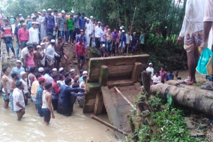 ঈদের নামাজ পড়ে ফেরার পথে ব্রিজ ভেঙে খালে মুসল্লিরা