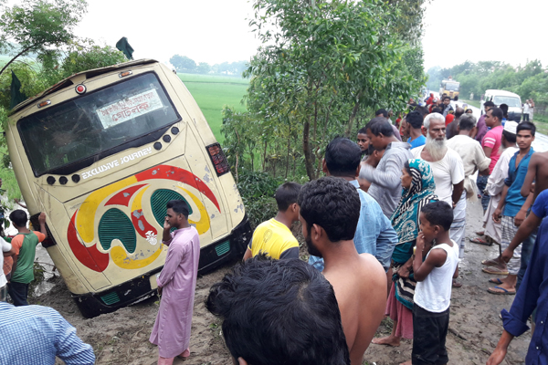 রংপুর-পঞ্চগড় মহাসড়কের কাহারোলে বাস উল্টে আহত ২০