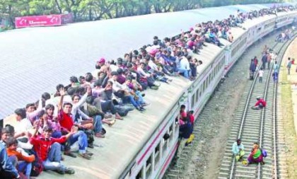 আজও ঢাকা ছাড়ছে মানুষ, কমলাপুরে উপচে পড়া ভীড়