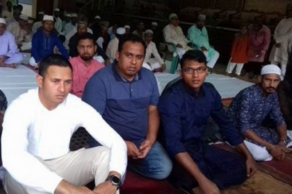 'জুতাজোড়াটা পাইনি, আপনি নিয়েছেন নাকি?