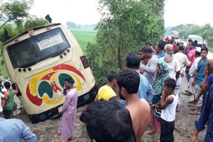রংপুর-পঞ্চগড় মহাসড়কের কাহারোলে বাস উল্টে আহত ২০