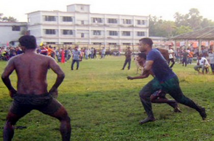 ফুটবল খেলে দর্শক মাতালেন মাশরাফি