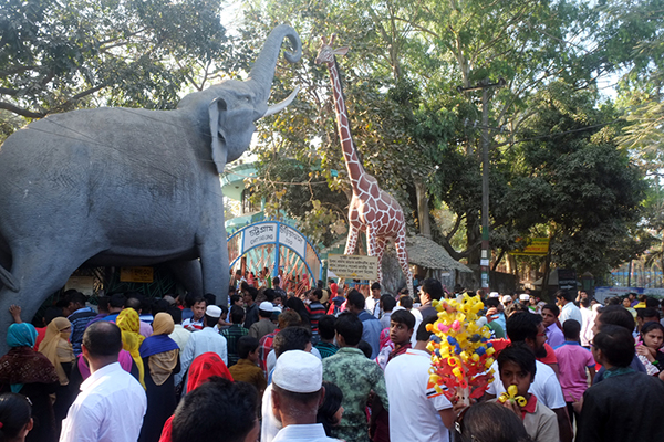 দর্শনার্থীদের ঢল চট্টগ্রামের বিনোদন কেন্দ্রগুলোতে