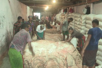 বরিশালে চামড়ার মৌসুমি ব্যবসায়ীদের মাথায় হাত 