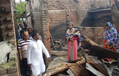 নাটোরে ১০ টি দোকান আগুনে পুড়ে ছাই