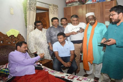 চট্টগ্রামের মেয়র নাছিরকে দেখতে গেলেন সাকিব