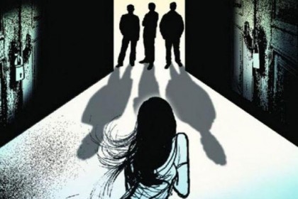 মাথায় অস্ত্র ঠেকিয়ে ১১ বছরের নাবালিকাকে গণধর্ষণ