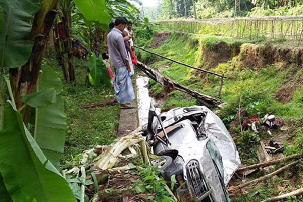 বান্দরবানে রোহিঙ্গাদের ত্রাণবাহী মাইক্রোবাস খাদে