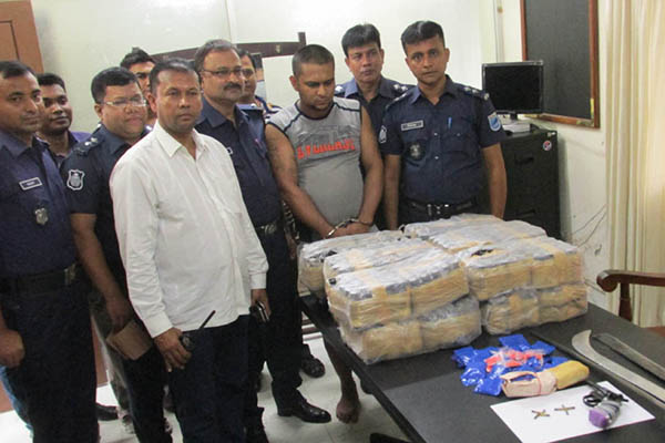 ফরিদপুরে অস্ত্রসহ মাদক ব্যবসায়ী আটক