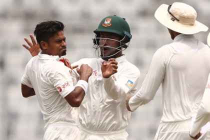 স্মিথ-ওয়ার্নার জুটি ভাঙলেন তাইজুল