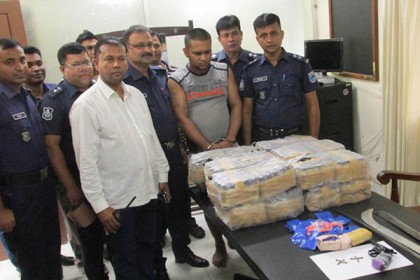 ফরিদপুরে অস্ত্রসহ মাদক ব্যবসায়ী আটক