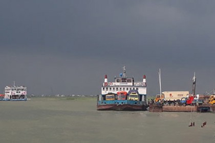 শিমুলিয়া-কাঁঠালবাড়ি নৌরুটে ১৭ ফেরি বন্ধ, অচলাবস্থা