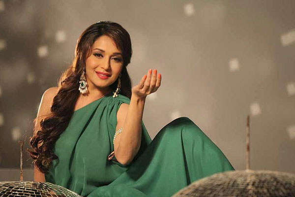 প্রিয়াঙ্কার পথে হাঁটলেন মাধুরী!