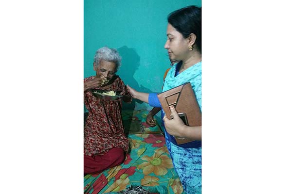 নাটোরে ক্ষুধার্ত বৃদ্ধা মা'কে তালাবদ্ধ ঘর থেকে উদ্ধার
