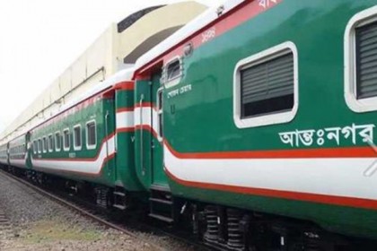 আড়াই ঘণ্টা বিলম্বে সুবর্ণ এক্সপ্রেস, ভোগান্তিতে যাত্রীরা
