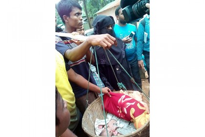 নাফ নদীতে জন্ম নেওয়া সেই শিশুর আশ্রয় কুতুপালংয়ে