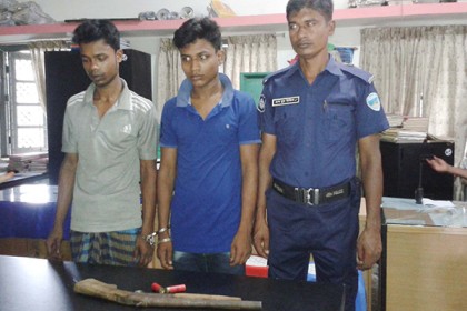 লক্ষ্মীপুরে অস্ত্রসহ আটক ২