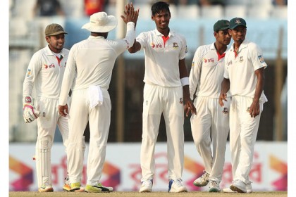 মুস্তাফিজের আঘাতে শেষ হল অস্ট্রেলিয়ার প্রথম ইনিংস