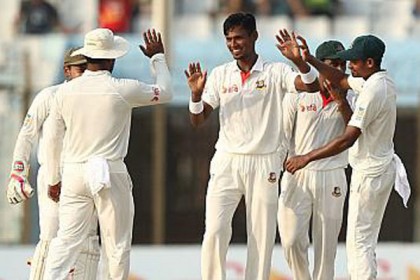 অস্ট্রেলিয়ার তিন উইকেটের পতন