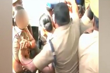 প্রকাশ্যে নারী পুলিশের শ্লীলতাহানি করলেন কমিশনার