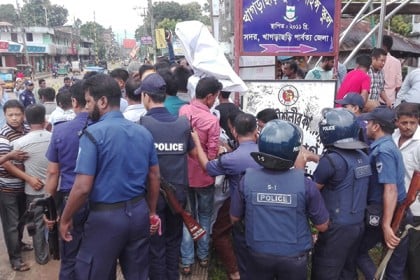 খাগড়াছড়িতে বিএনপি’র মানববন্ধনে পুলিশের বাধা, আহত ১০