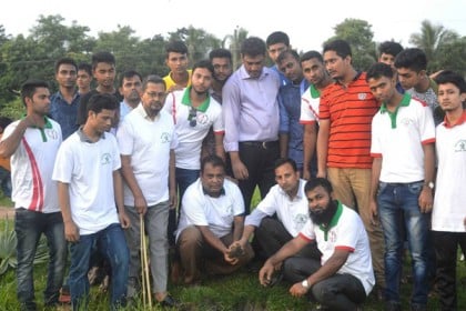 বজ্রপাত রোধে মিরসরাইয়ে তালের বীজ রোপণ 